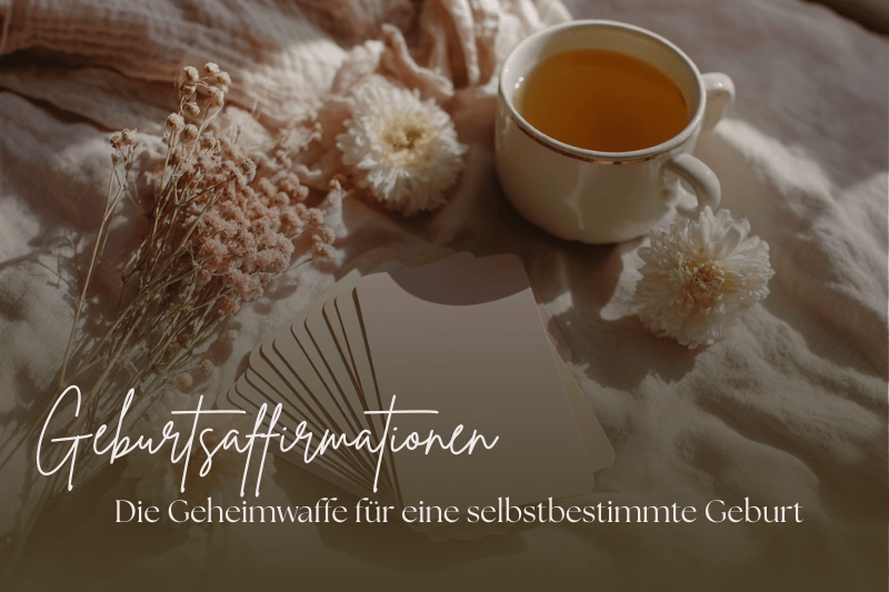 Geburtsaffirmationen Karten neben einer Tasse Tee und Blumen für eine entspannte Geburtsvorbereitung
