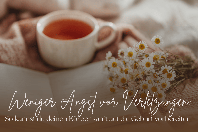 Tasse Tee mit Kamillenblüten – natürliche Vorbereitung, um Verletzungen bei der Geburt vorzubeugen