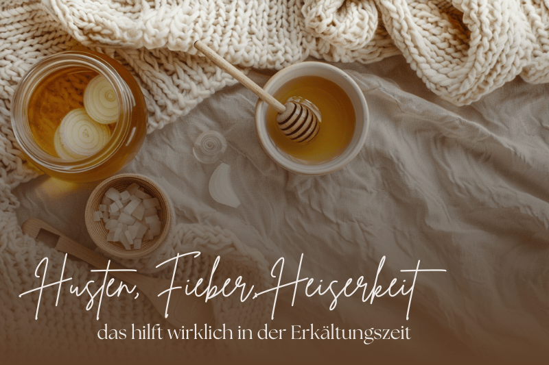 Hausmittel gegen Erkältung mit Honig, Zwiebeln und Tee auf Decke